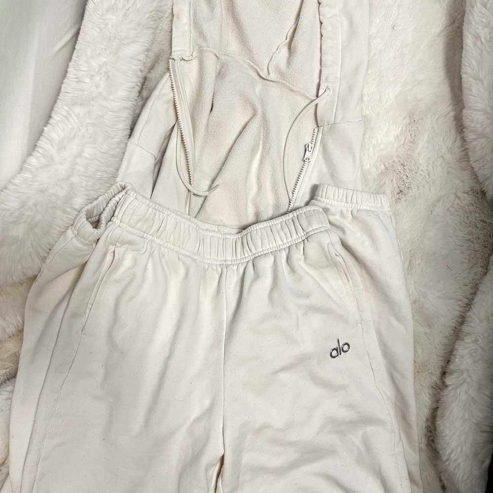 Alo Bone white sweat pants and hoodie